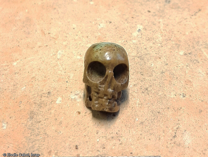 Grain de patenôtre en os, en forme de tête de mort, découvert sur un défunt inhumé dans l'ancienne église du couvent des Jacobins à Morlaix (Finistère). Il s'agit d'une pièce rare et à ce jour inédite pour le grand-ouest.