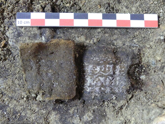 Scapulaire en soie et fil d'argent déposé sous l'épaule droite d'un défunt, inhumé dans l'ancienne église du couvent des Jacobins à Morlaix (Finistère).