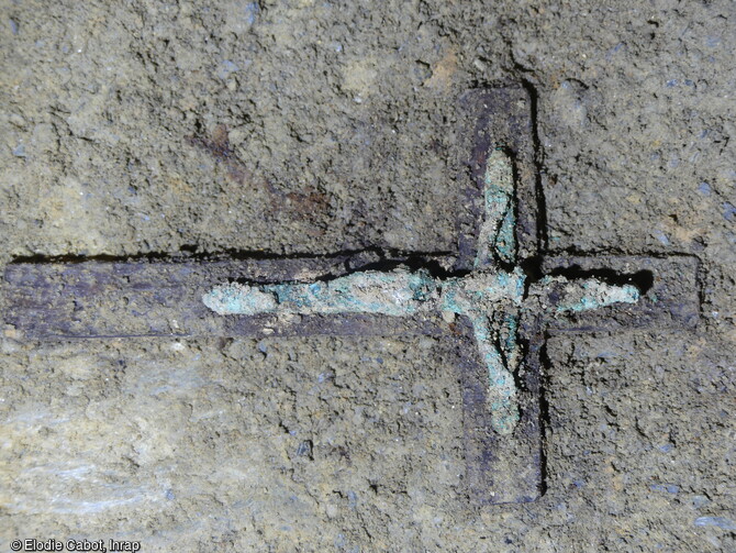 Croix en bois surmontée d'un crucifix en alliage cuivreux accompagnant le défunt, découverte lors des fouilles menées dans l'ancienne église du couvent des Jacobins à Morlaix (Finistère). 