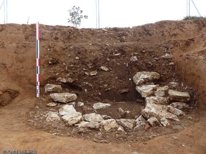 Puits de l'époque antique, en cours de fouille à Cayrac (Tarn-et-Garonne). Ce puits, profond d'un peu plus de 4 m pour 0,80 m de diamètre, est doté d'un cuvelage de petits blocs et moellons calcaires 