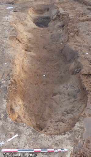 Cellier semi-enterré du XIIe siècle, mis au jour à Cayrac (Tarn-et-Garonne). Ce bâtiment (7,7 m de long sur 1,9 m de large), dépourvu de poteaux et excavé de 50 cm, interprété comme un cellier semi-enterré, pourrait avoir été construit en terre crue. 