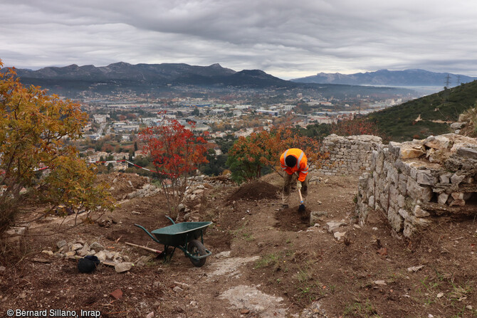 Mise au jour d'un contrefort du mur 12 (à droite) du château de Saint-Marcel de Marseille (Bouches-du-Rhône). Au fond la vallée de l'Huveaune, le Garlaban, la Sainte-Baume. 