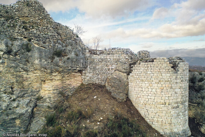 La face sud du château Saint-Marcel à Marseille (Bouches-du-Rhône) avec le mur ancien à gauche, la courtine et la tour sud. La tour sud est faite de blocs de calcaire assez cubiques soigneusement taillés dont la face adopte la forme de l'arrondi. La différence de matériaux entre la tour sud et nord traduit une différence de fonction, la tour sud dressée en pierres dures, étant plus exposée à des engins de siège. 