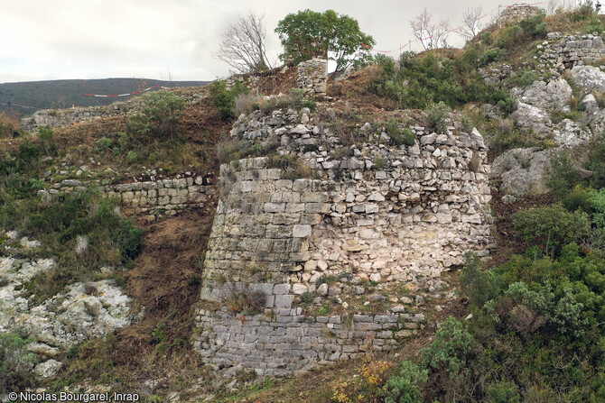 La tour nord du château Saint-Marcel à Marseille (Bouches-du-Rhône). Elle est montée à la base avec de petits moellons calcaires soigneusement agencés et au-dessus avec de gros blocs de tuf très bien taillés. 