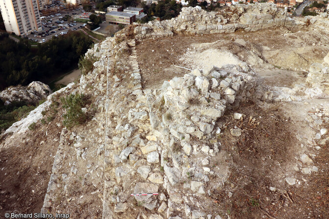 La double enceinte occidentale (30 et 31) du château Saint-Marcel à Marseille (Bouches-du-Rhône), vue du sud. Le doublage de l'enceinte externe par des murs épais de 1,50 m au nord-ouest du site participe au renforcement de la défense au même titre que les tours. 
