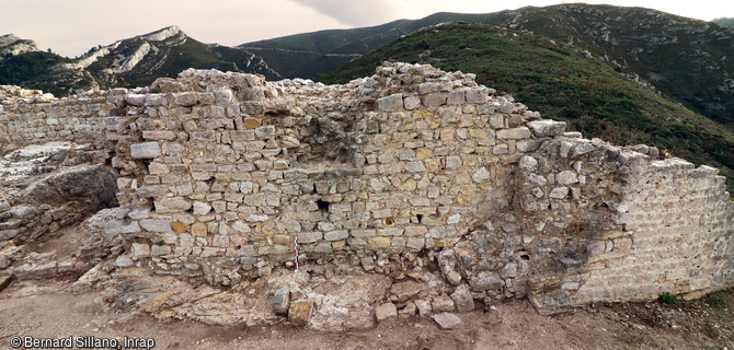 La façade nord de la tour-beffroi du château Saint-Marcel à Marseille (Bouches-du-Rhône).