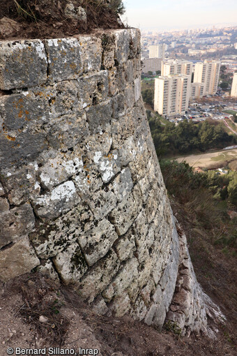 Détail de la tour nord du château Saint-Marcel à Marseille (Bouches-du-Rhône), construite à la base avec de petits moellons calcaires et au-dessus avec de gros blocs de tuf très bien taillés. 