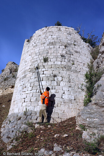Nettoyage de la végétation aux sécateurs télescopiques avant la fouille du château Saint-Marcel à Marseille (Bouches-du-Rhône).