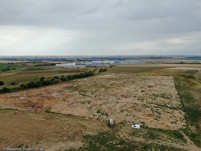 Vue aérienne par drone du site de la fouille archéologique de Méaulte (Somme). 
