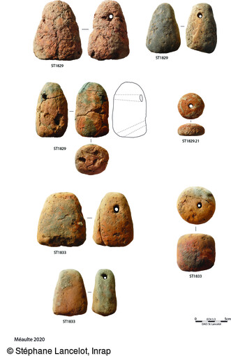 Pesons du Néolithique final mis au jour à Méaulte (Somme). Ces pesons en céramique de 10 à 11 cm de haut, servent à tendre sur le métier à tisser les fils de trame verticaux.