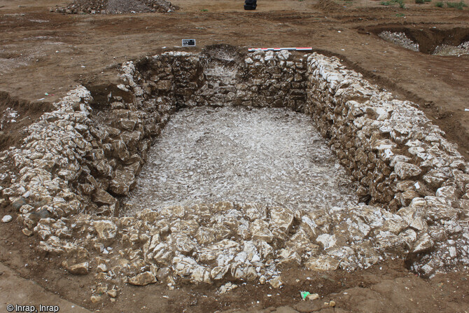 Vue générale de la cave maçonnée en blocs de craie (1er-2e siècle) de la ferme romaine en cours de fouille à Méaulte (Somme).