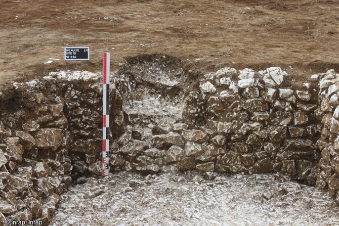 Détail de l'escalier de la cave maçonnée en blocs de craie (1er-2e siècle) de la ferme romaine en cours de fouille à Méaulte (Somme).