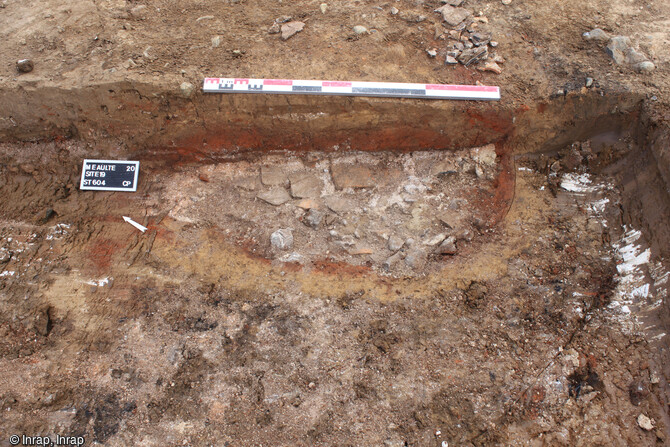 Four culinaire (1er-2e siècle) en cours de fouille à Méaulte (Somme) de la ferme romaine. Ce four a subi plusieurs phases de réfections avec des soles de tessons superposées confirmant ainsi son utilisation sur une longue période.