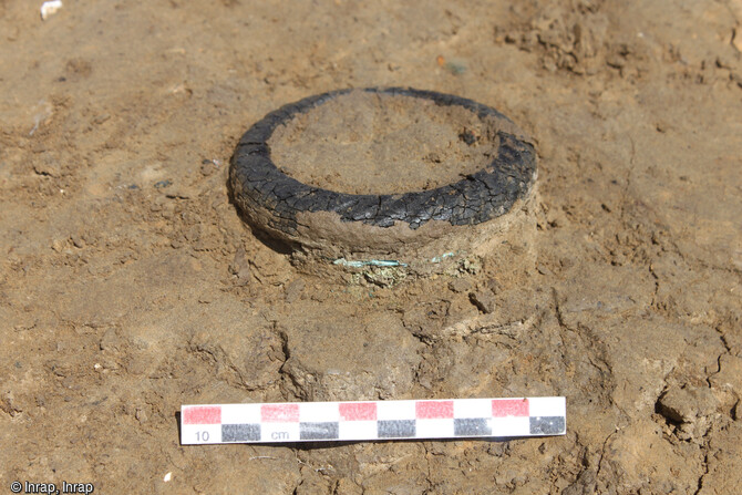 Détail d'un bracelet mis au jour dans une inhumation isolée datée du IVe siècle dans la cour de la ferme romaine à Méaulte (Somme). 