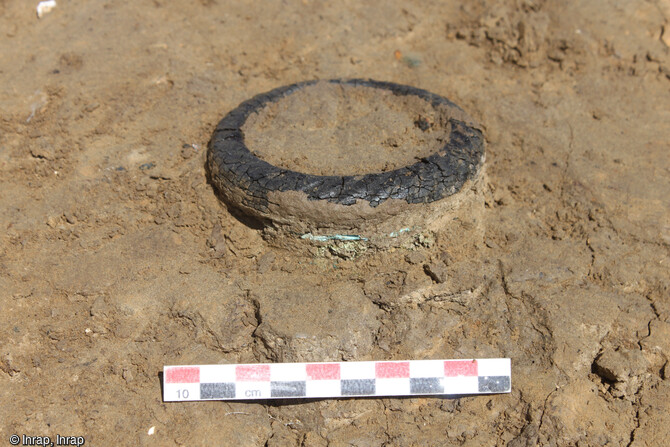 Détail d'un bracelet mis au jour dans une inhumation isolée datée du IVe siècle dans la cour de la ferme romaine à Méaulte (Somme).