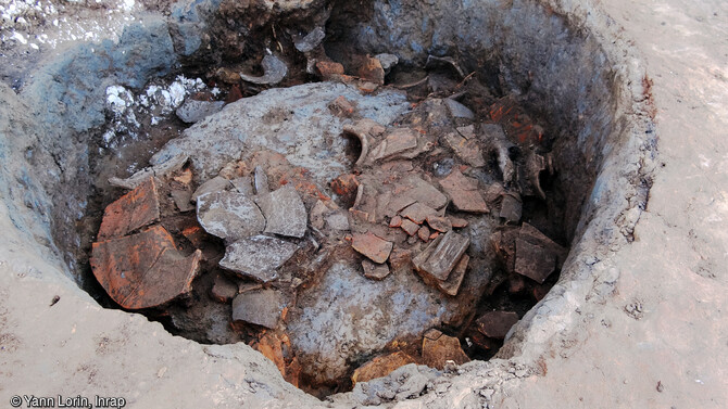 Détail de la dernière fournée du four de potier  (fin du Ier s.-IIe siècle) mis au jour en périphérie de la ferme romaine à Méaulte (Somme). 