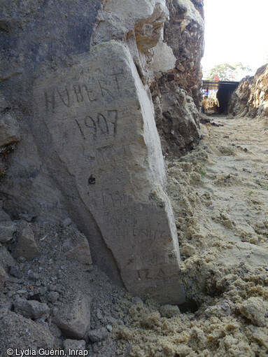 Graffiti présent sur un encadrement de porte de cave de la caserne Lefebvre du Château de Caen (Calvados), construite en 1901 avec des noms et la date 1907. 