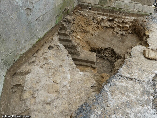 Devant la Porte Saint-Pierre du Château de Caen (Calvados), les archéologues ont mis au jour les vestiges d'un mur du XIIe siècle soigneusement construit  qui correspondait sans doute à un tronçon de la fortification médiévale fonctionnant avec une ancienne porte, située plus à l'intérieur  que l'actuelle.  