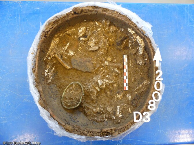 Bracelet accompagnant des restes osseux, découvert lors de la fouille d'une incinération dans la nécropole du premier âge du Fer à Marliens (Côte-d'Or).