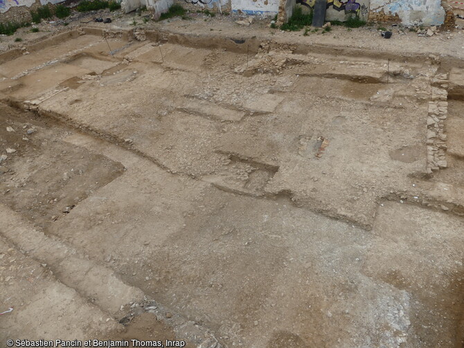 Une deuxième et importante voie dont une portion a été mise au jour à Nîmes (Gard), elle suit une orientation différente de la via Domitia. Large de 15 m, elle est constituée de chaussées empierrées successives. L'usure et l'entretien y sont représentés par des ornières et des réparations effectuées par des pierres. Son origine remonte également à l'époque tardo-républicaine. 