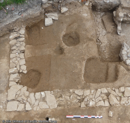 Un enclos funéraire délimité par des murs, dont seules les fondations sont conservées en cours de fouille à Nîmes (Gard). Il accueille entre le IIe s. avant notre ère et le courant du IIe siècle ap. notre ère un bûcher maçonné et plusieurs dépôts secondaires de crémation 