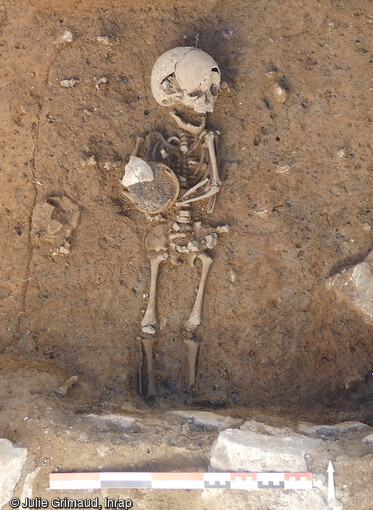 Tombe à inhumation d'un sujet immature mise au jour à Nîmes (Gard). Le jeune défunt est accompagné d'une cruche et d'une lampe en céramique. Ces implantations funéraires, datant entre les IIe et Ier s. av. notre ère et le courant du IIe s. de notre ère, sont situées  aux abords de ces deux voies romaines. 