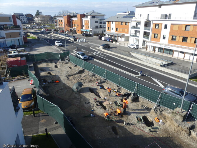 Vue générale de la zone 1 en cours de fouille depuis le sud-est à Publier (Haute-Savoie)