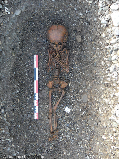 Sépulture d'un jeune enfant inhumé dans la tombe SP 6, attribuée à l'époque médiévale à Publier (Haute-Savoie).