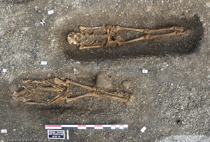 Vue zénithale des tombes SP 33 et SP 34, attribuées à l'époque médiévale à Publier (Haute-Savoie).