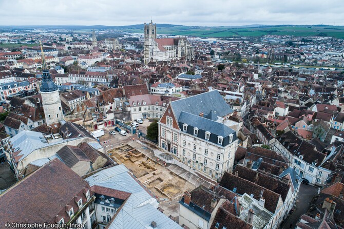 Vue générale du chantier de fouille à Auxerre (Yonne) avec la cathédrale en arrière-plan et la tour de l'Horloge à gauche. Cette fouille a permis d'aborder les principales étapes de l'évolution urbaine d'Auxerre et tout particulièrement de ce quartier de l'Antiquité jusqu'au XIXe siècle.