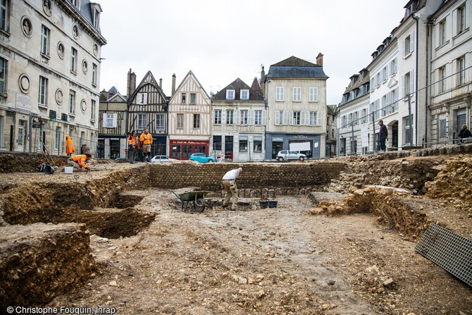 Fouille des niveaux archéologiques côté ville, à l'intérieur du castrum de l'Antiquité tardive (mur en arrière-plan) place du Maréchal Leclerc à Auxerre (Yonne).