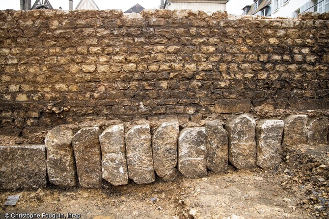 Élévation nord du castrum de l'Antiquité tardive, place du Maréchal Leclerc à Auxerre (Yonne). D'une largeur comprise entre 1,85 m et 2,55 m le castrum est fondé sur un radier de chaperons taillés en calcaire. 