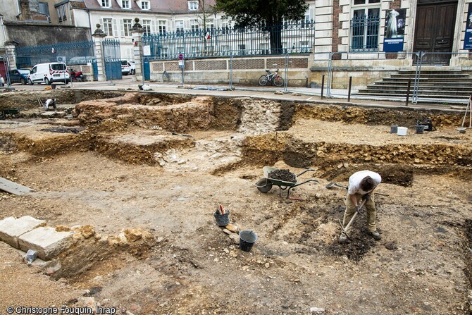 Fouille d'une fosse installée dans les niveaux d'occupation de l'Antiquité tardive, place du Maréchal Leclerc à Auxerre (Yonne).