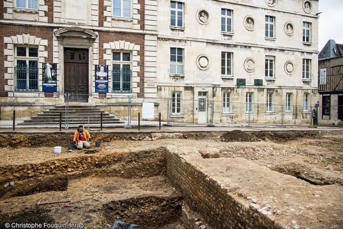 Castrum de l'Antiquité tardive, ayant servi d'appui à la construction du tribunal au XVIIe siècle (bâtiment en briques à gauche) et à la prison des femmes au XIXe siècle, place du Maréchal Leclerc à Auxerre (Yonne).