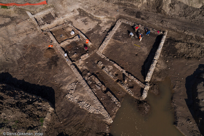 Vue aérienne du mithræum et de ses annexes, érigé autour de l'an 100 de notre ère sur le site de l'antique colonie romaine de Mariana à Lucciana (Haute-Corse). A droite, un bâtiment postérieur. D'origine indo-iranienne, ce culte monothéiste a été probablement introduit dans l'Empire par les militaires romains et les marchands orientaux. Réservé aux hommes il séduit d'abord les élites puis toutes les couches de la société. 