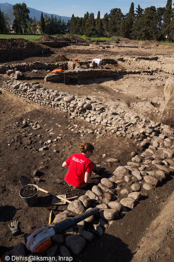 Fouille aux abords du mithræum érigé autour de l'an 100 de notre ère sur le site de l'antique colonie romaine de Mariana à Lucciana (Haute-Corse).