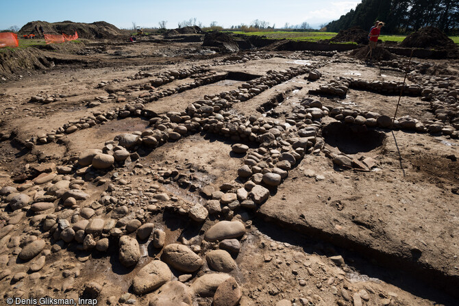 Un quartier d'habitat et d'artisanat de l'antique colonie romaine de Mariana à Lucciana (Haute-Corse). Mariana a été fondée vers 100 av. notre ère par Caius Marius, général, consul et grand réformateur de l'armée romaine. A son apogée, vers le IIIe ou le IVe siècle, Mariana est une petite agglomération ne dépassant guère dix hectares. Son port participe activement aux échanges commerciaux en Méditerranée. 