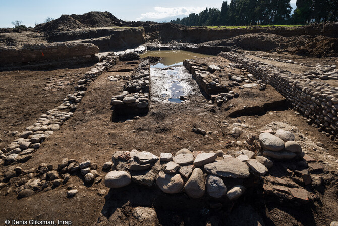 Le mithræum, érigé autour de l'an 100 de notre ère sur le site de l'antique colonie romaine de Mariana à Lucciana (Haute-Corse), vu du nord avec sa nef centrale et les banquettes, de 40 cm d'épaisseur environ.