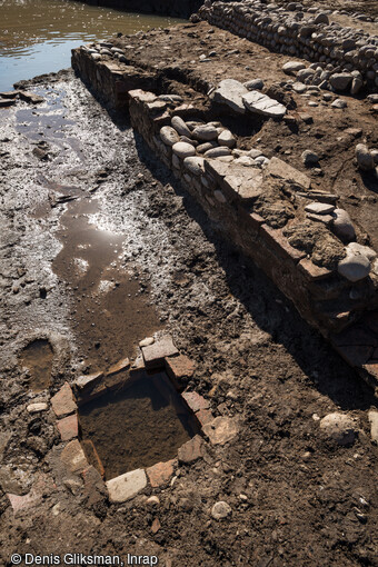 La nef entrale du mithræum, érigé autour de l'an 100 de notre ère sur le site de l'antique colonie romaine de Mariana à Lucciana (Haute-Corse).