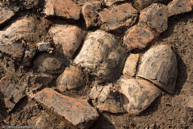 Aménagement de sol dans la cour du mithræum, érigé autour de l'an 100 de notre ère sur le site de l'antique colonie romaine de Mariana à Lucciana (Haute-Corse).