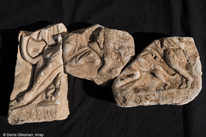 Trois fragments du bas-relief brisé mis au jour dans le mithræum, érigé autour de l'an 100 de notre ère sur le site de l'antique colonie romaine de Mariana à Lucciana (Haute-Corse). Il représentait Mythra sacrifiant un taureau. 