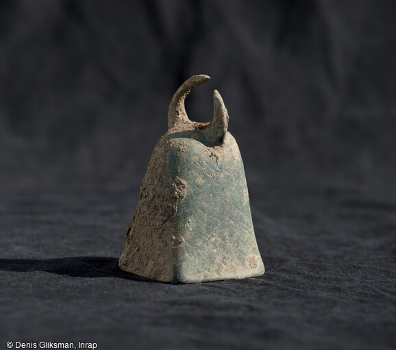 Clochette en bronze, utilisée pour le culte de Mythra, découverte dans le mithræum, érigé autour de l'an 100 de notre ère sur le site de l'antique colonie romaine de Mariana à Lucciana (Haute-Corse).