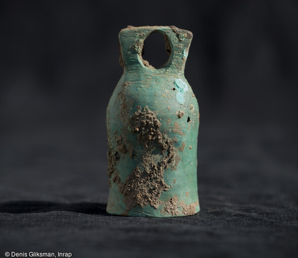 Clochette en bronze, utilisée pour le culte de Mythra, découverte dans le mithræum, érigé autour de l'an 100 de notre ère sur le site de l'antique colonie romaine de Mariana à Lucciana (Haute-Corse).