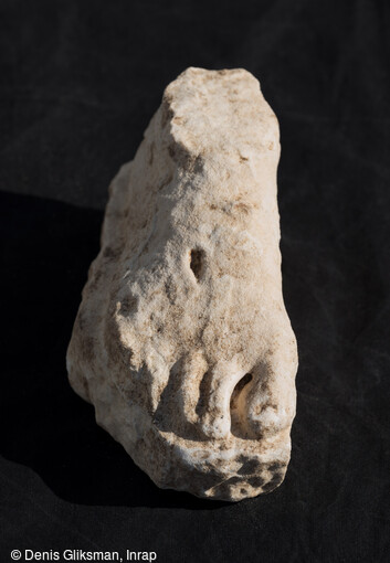 Pied de statue en marbre, découvert dans le mithræum, érigé autour de l'an 100 de notre ère sur le site de l'antique colonie romaine de Mariana à Lucciana (Haute-Corse).