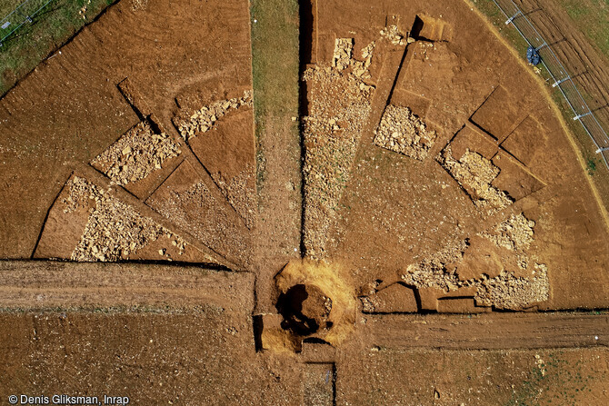 Vue aérienne du tumulus en cours de fouille à Vix (Côte-d'Or) en 2019. Au centre la célèbre tombe princière apparait à nouveau, 66 ans après sa découverte et sa première fouille en 1953. 
