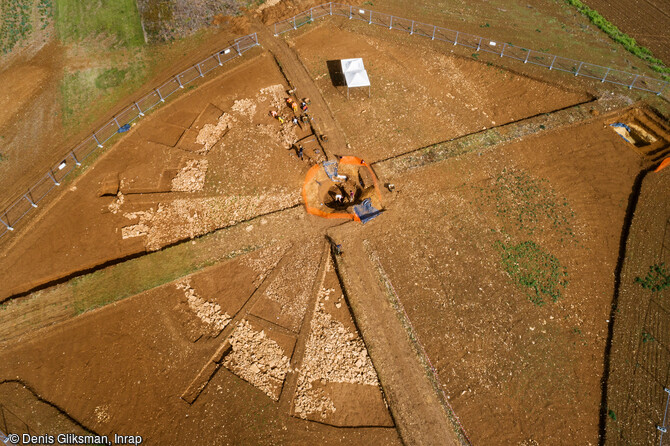 Vue aérienne du tumulus en cours de fouille à Vix (Côte-d'Or) en 2019. Au centre la célèbre tombe princière apparait à nouveau, 66 ans après sa découverte et sa première fouille en 1953. Bien que décapée, la moitié droite du tumulus n'a pas encore été fouillée. 
