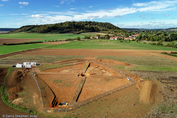 Vue aérienne du tumulus de la tombe de  la Dame de Vix  datant de 500-490 av. notre ère, en cours de fouille en 2019 à Vix (Côte-d'Or). Circulaire (40 m de diamètre) le tumulus est constitué d'un mélange de pierres et de terre, les zones sans pierres correspondent à des fosses d'extraction de matériaux antiques. 