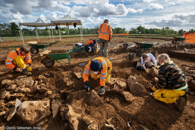 Le tumulus de la tombe princière de  la Dame de Vix  datant de 500-490 av. notre ère, en cours de fouille en 2019 à Vix (Côte-d'Or). Dégagement pierre à pierre des vestiges du tumulus. 