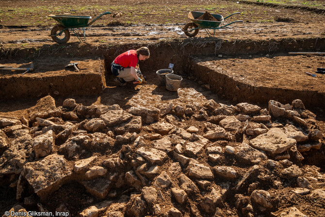 Le tumulus de la tombe princière de  la Dame de Vix  datant de 500-490 av. notre ère, en cours de fouille en 2019 à Vix (Côte-d'Or). Lors du dégagement pierre à pierre des vestiges du tumulus, les archéologues rencontrent aussi des vestiges plus récents ; ici les pierres du tumulus ont été récupérées durant l'antiquité : ces activités de récupération ont détruit de vastes portions de monument. 