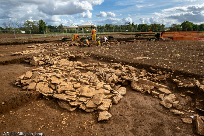 Le tumulus de la tombe princière de  la Dame de Vix  datant de 500-490 av. notre ère, en cours de fouille en 2019 à Vix (Côte-d'Or). Dégagement pierre à pierre des vestiges du tumulus ; au premier plan, l'interruption soudaine des pierres correspond au passage d'une aire d'extraction de matériaux antiques : le tumulus a servi de carrière de pierres. 